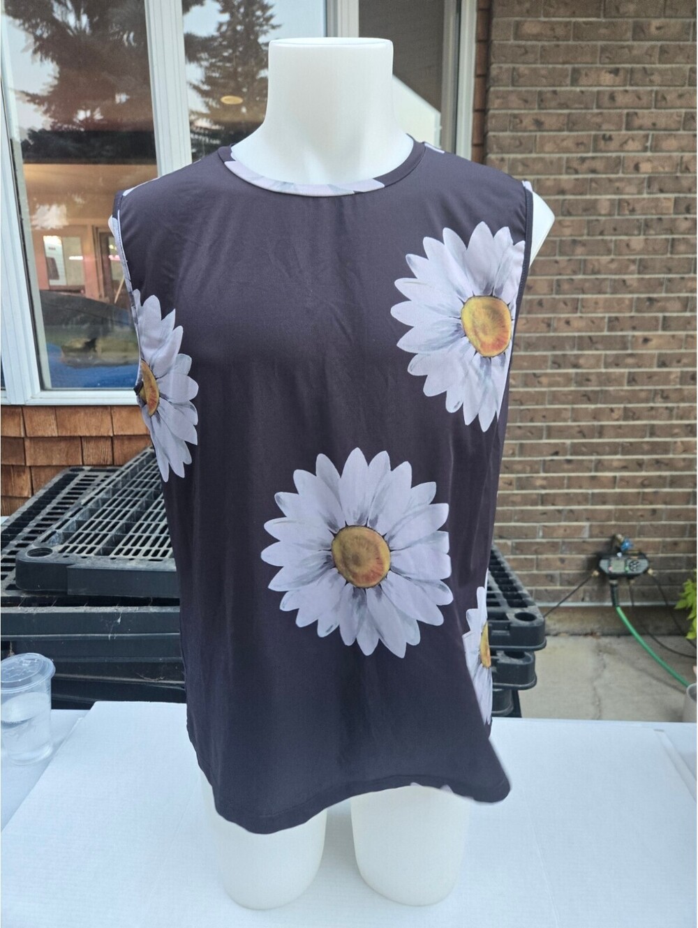 Mislook Women's 3XL Sleeveless Black T-Shirt with Large White Daisy Print